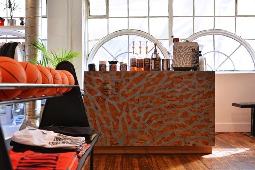 Nike の元デザイナーが手がけるスニーカーをテーマにしたコーヒーショップ