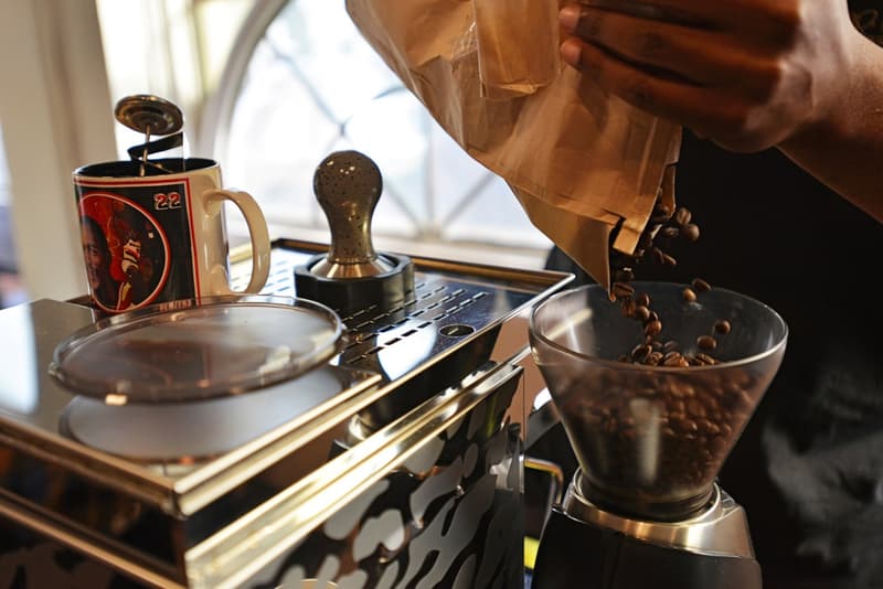 Nike の元デザイナーが手がけるスニーカーをテーマにしたコーヒーショップ