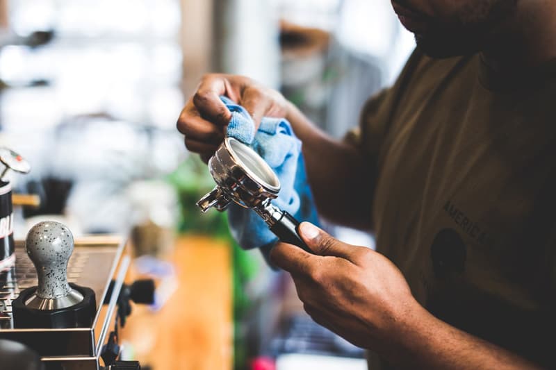 Nike の元デザイナーが手がけるスニーカーをテーマにしたコーヒーショップ