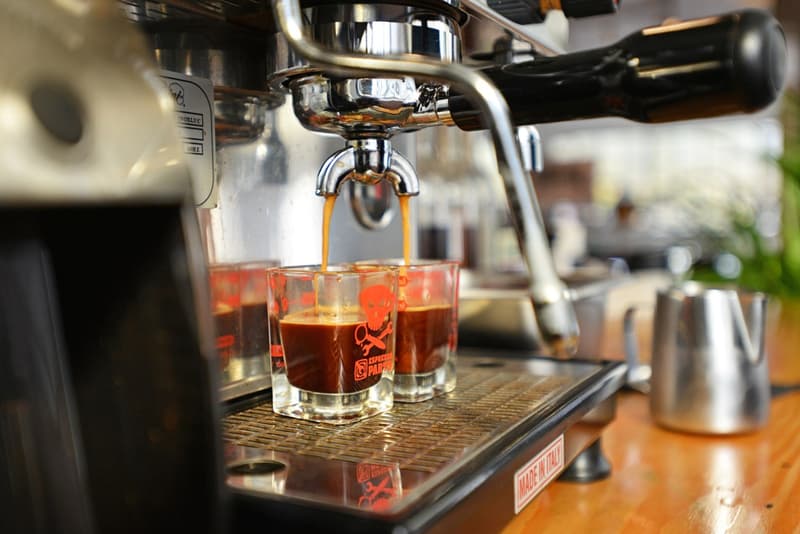 Nike の元デザイナーが手がけるスニーカーをテーマにしたコーヒーショップ