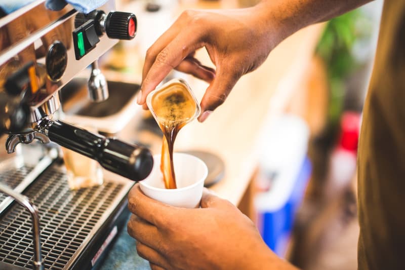 Nike の元デザイナーが手がけるスニーカーをテーマにしたコーヒーショップ