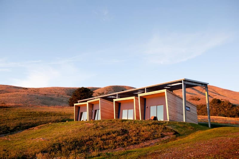 都会の喧騒から遠く離れたライター専用のプライベートルーム “Writers Cabins”