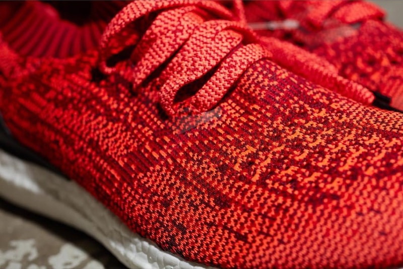 鮮やかなレッドカラーの adidas Ultra Boost Uncaged のニューモデル