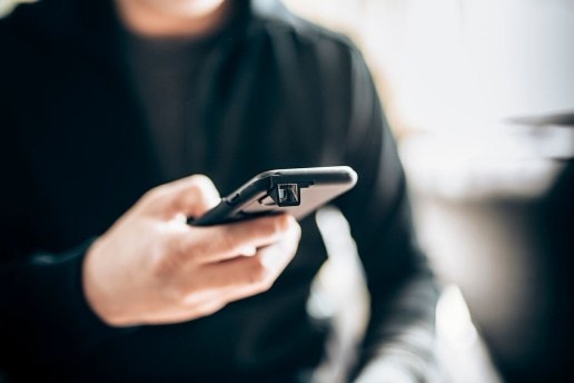 自然な姿勢でこっそり写真が撮影できる iPhone ケースが登場