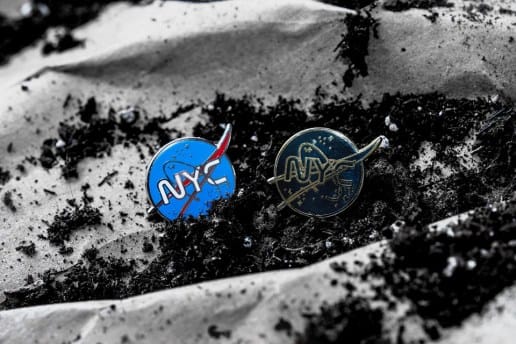 PINTRILL の最新コラボピンバッジは NASA とニューヨークにトリビュート