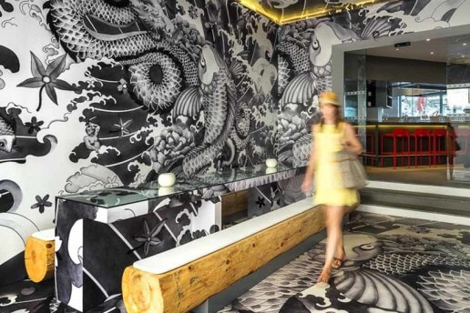 フランスに店舗を構える“和彫り”をモチーフとしたインテリアの日本食レストラン