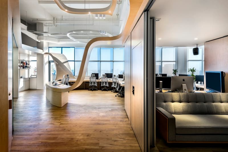 波打つ板で一体化されたオフィススペース