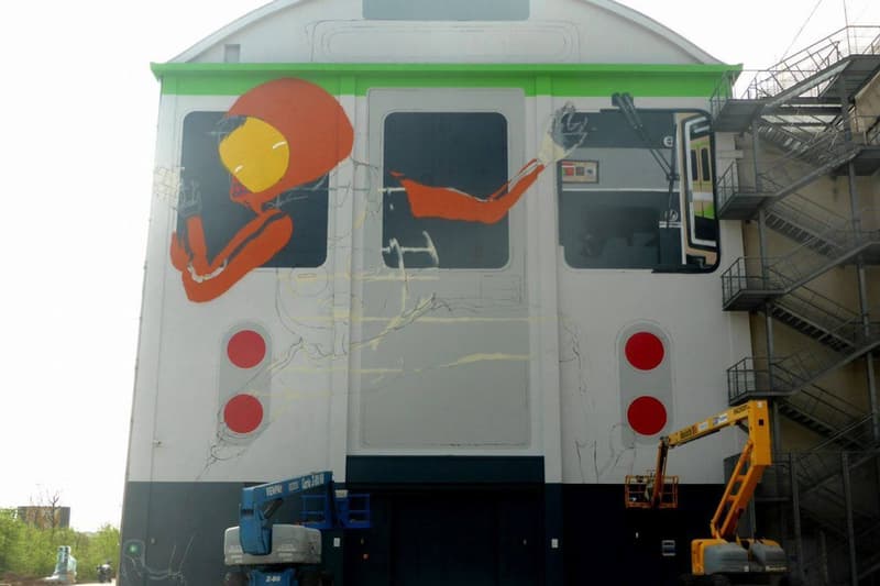 双子ストリートアーティストデュオ Os Gemeos による大きな壁画がミラノの街に出現