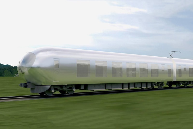 西武鉄道の風景に溶け込む新型特急車両