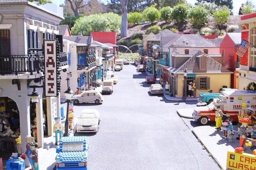 LEGOLAND® と300万種類のレゴ®ブロックを保管するモデルショップの内側