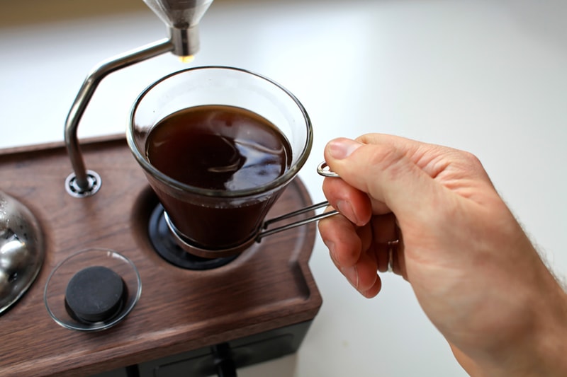 コーヒーを淹れてくれるアラームクロック