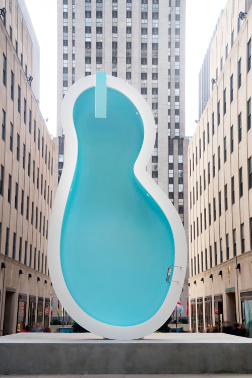 ロックフェラー・センターに出現したプールは巨大なアート作品 “Van Gogh’s Ear”