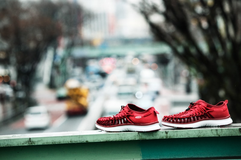 KEEN が“オープン・エア・スニーカー”の新モデル UNEEK O2 を発表