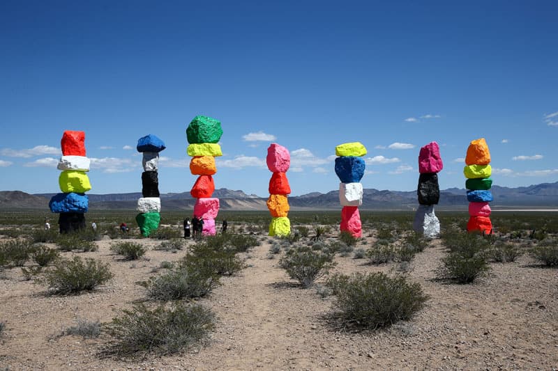 ネバダ州の砂漠地帯に現れた “Seven Magic Mountains” 