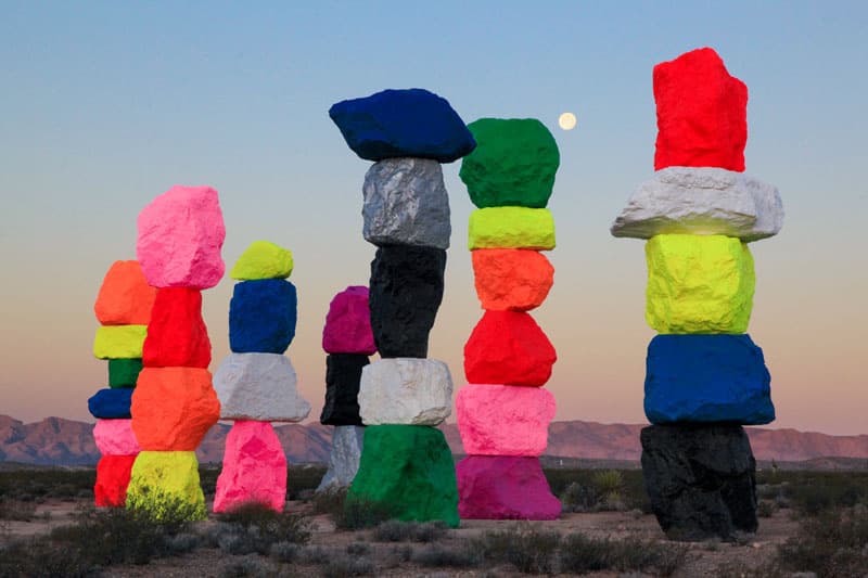 ネバダ州の砂漠地帯に現れた “Seven Magic Mountains” 