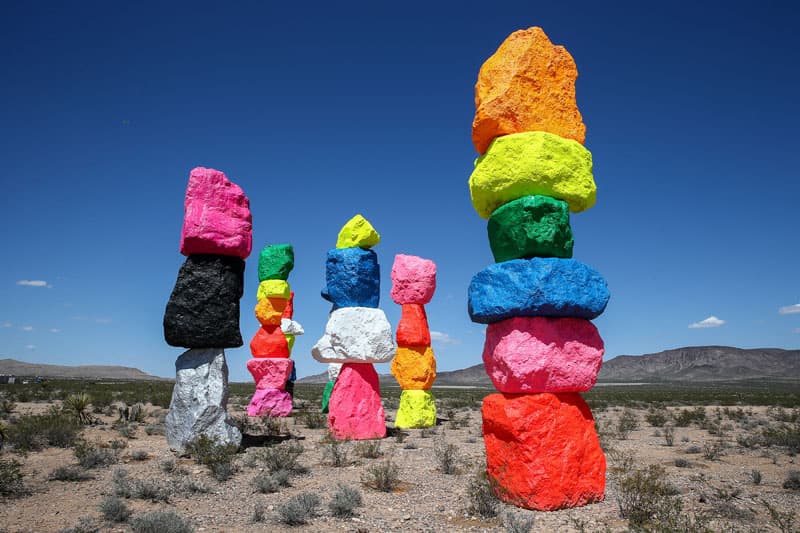 ネバダ州の砂漠地帯に現れた “Seven Magic Mountains” 