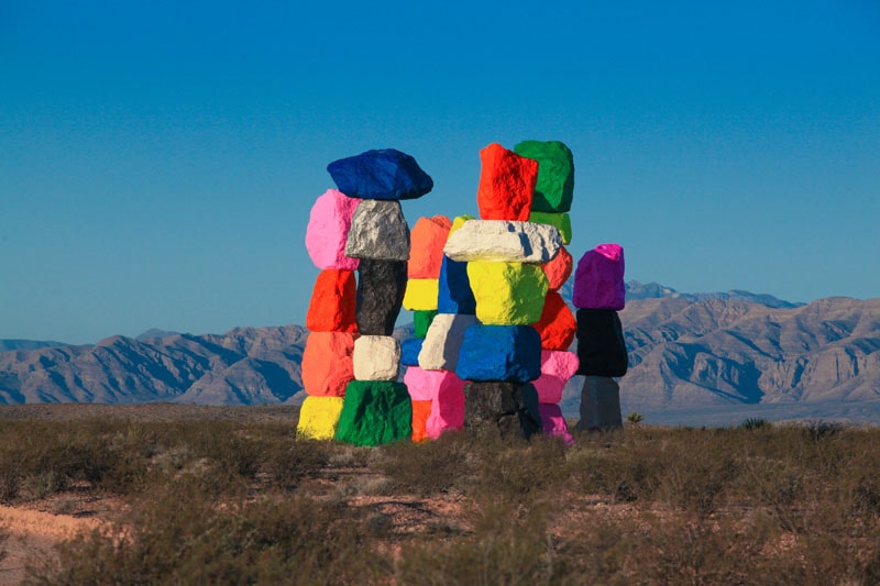 ネバダ州の砂漠地帯に現れた “Seven Magic Mountains” 