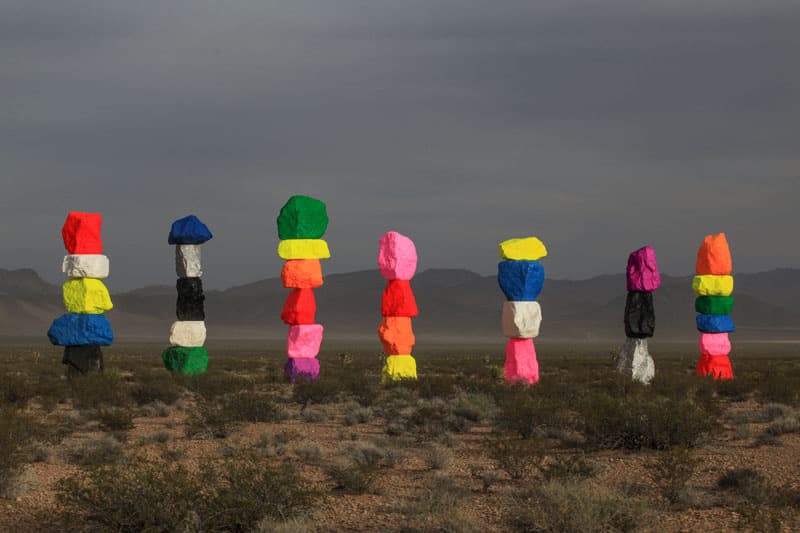 ネバダ州の砂漠地帯に現れた “Seven Magic Mountains” 
