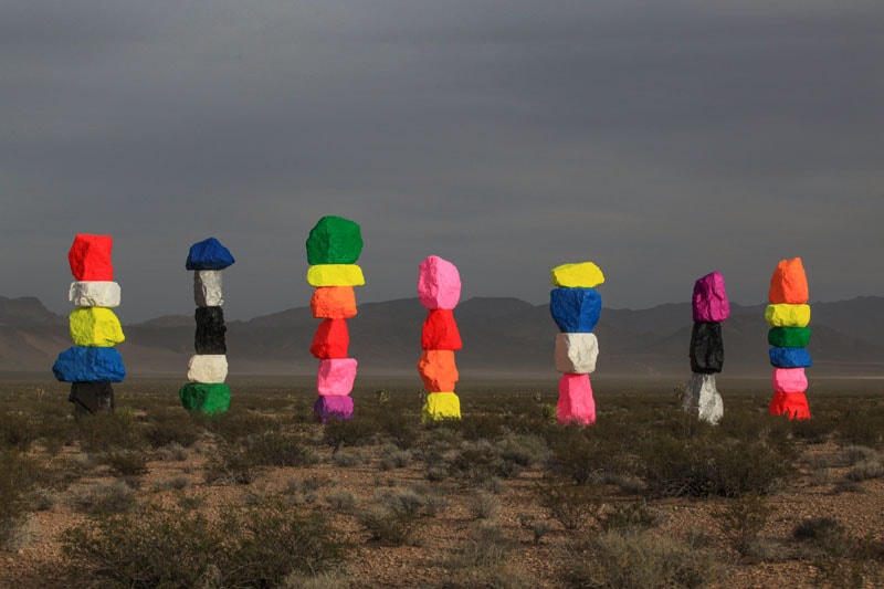 ネバダ州の砂漠地帯に現れた “Seven Magic Mountains” 