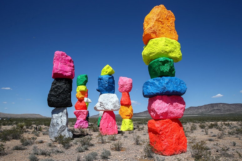 ネバダ州の砂漠地帯に現れた “Seven Magic Mountains” 