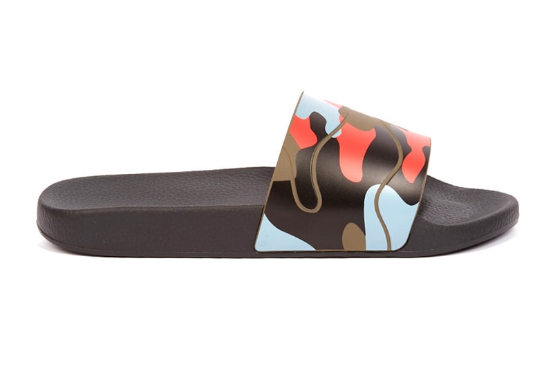 Valentino の Camouflage Slide Sandal は今夏のマストハブ