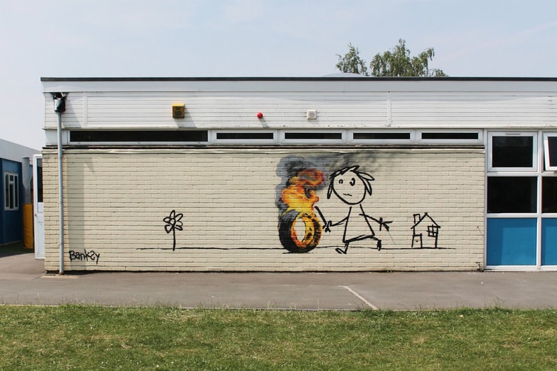 Banksy が自分の名前が命名された母校の教室に壁画を描く