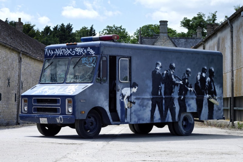 Banksy の伝説の作品 “Graffiti Van” がオークションに