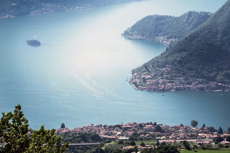 “The Floating Piers” : イタリアの湖に期間限定で橋をかけるランドアート