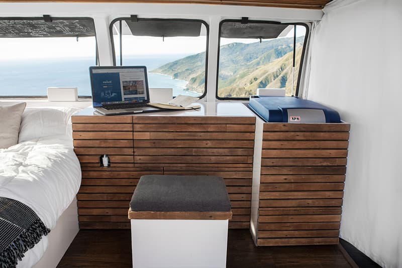 スタジオと居住スペースを備えたフィルムメーカー Zach Both の旅するバン