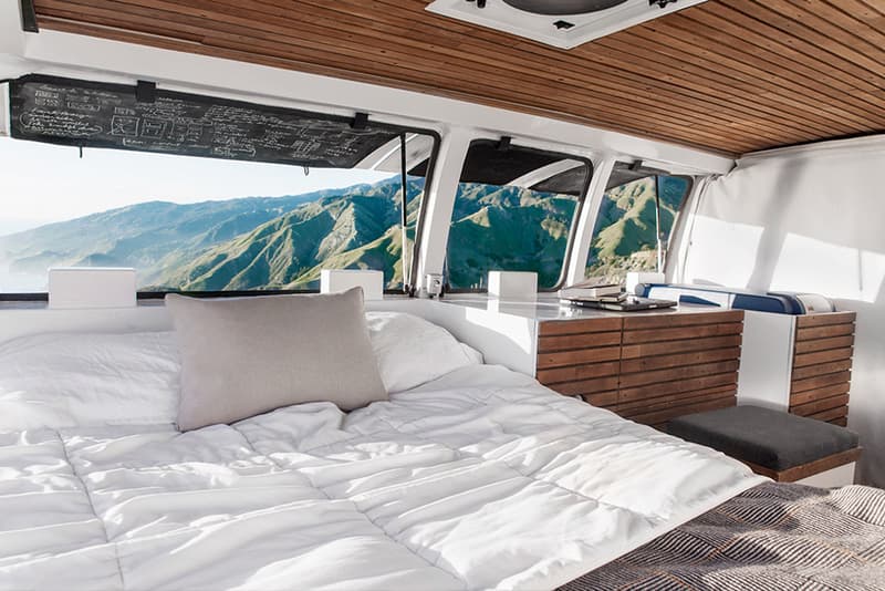 スタジオと居住スペースを備えたフィルムメーカー Zach Both の旅するバン