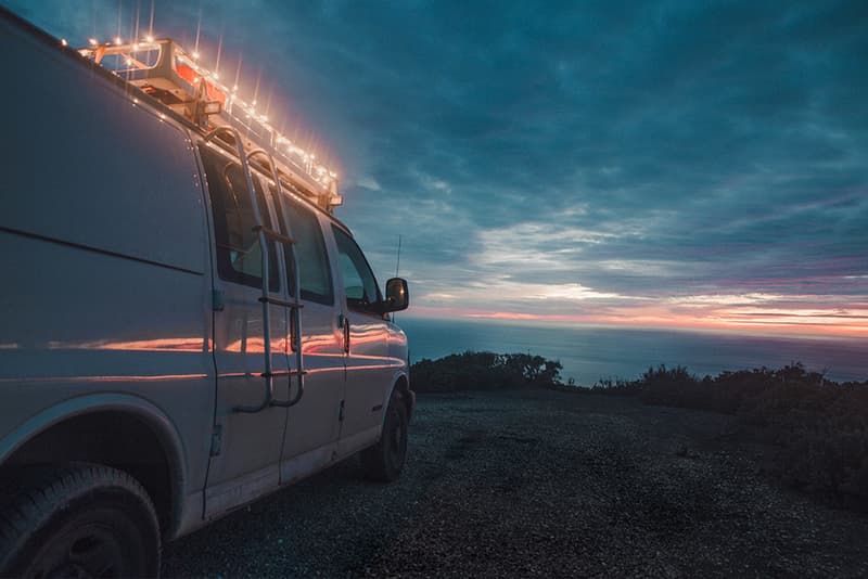 スタジオと居住スペースを備えたフィルムメーカー Zach Both の旅するバン