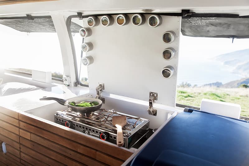 スタジオと居住スペースを備えたフィルムメーカー Zach Both の旅するバン