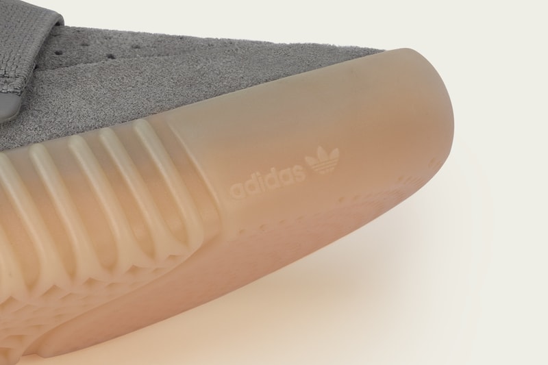 ライトグレーの「YEEZY BOOST 750」登場