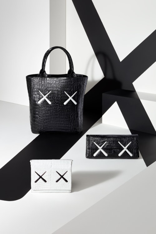 KAWS x Nancy Gonzalez モノクロバッグコレクション
