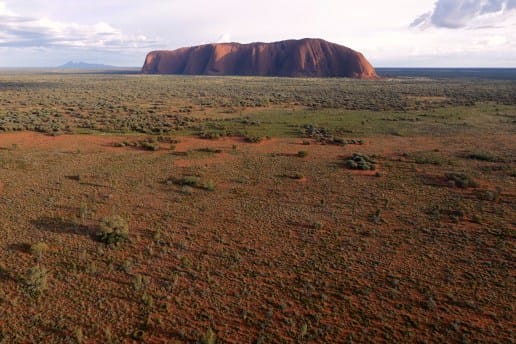 ドローンの目線から見た世界遺産・エアーズロック