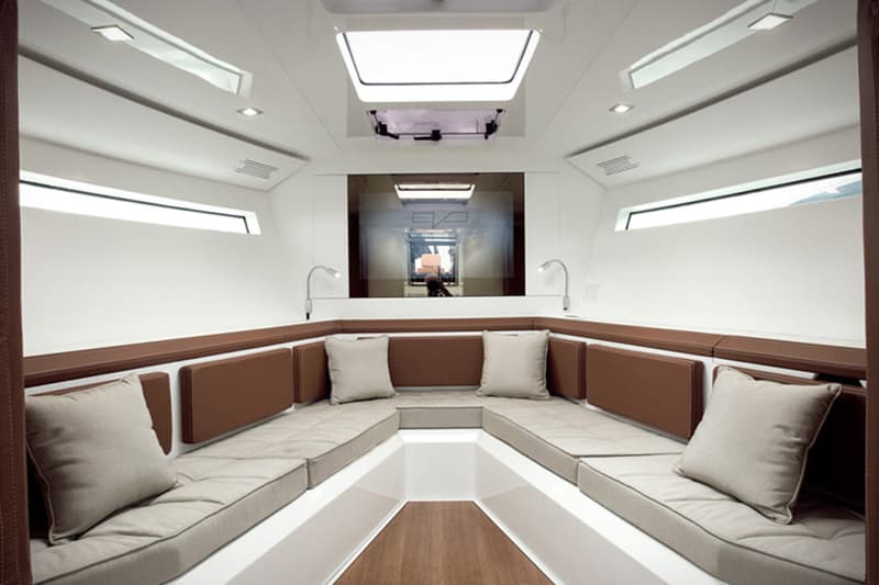 Evo 43 Yacht でラグジュアリーなクルージング体験を