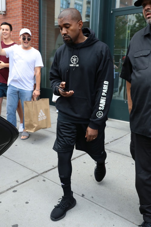 Kanye West が 未発売・未発表の Yeezy Boost と Saint Pablo ツアーフーディを着て登場