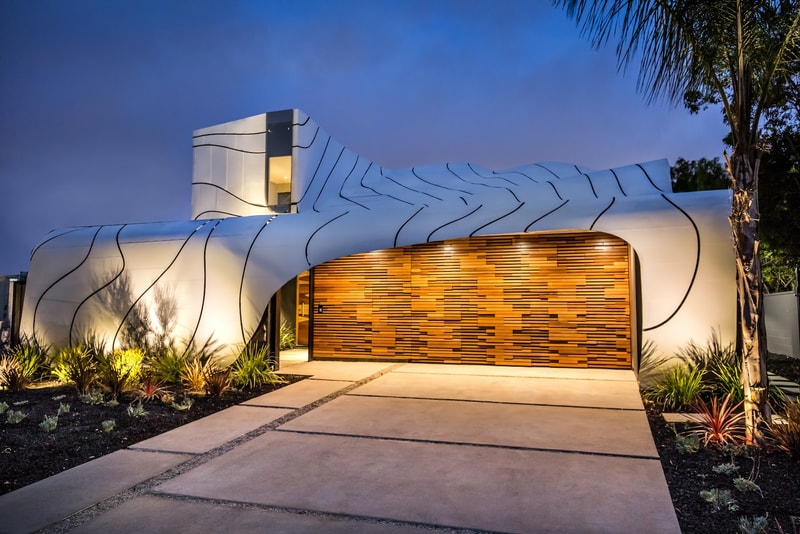 建築家 Mario Romano がデザインしたカリフォルニア郊外の The Wave House