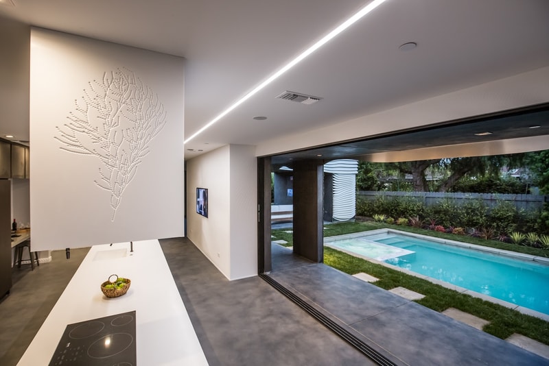 建築家 Mario Romano がデザインしたカリフォルニア郊外の The Wave House
