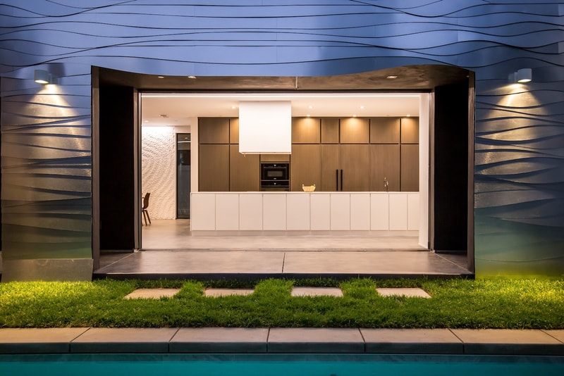 建築家 Mario Romano がデザインしたカリフォルニア郊外の The Wave House