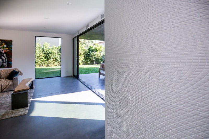 建築家 Mario Romano がデザインしたカリフォルニア郊外の The Wave House