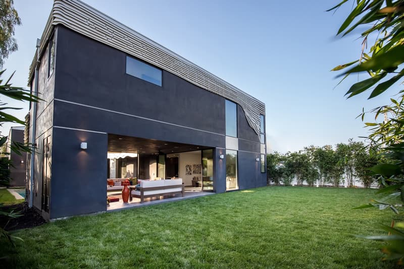 建築家 Mario Romano がデザインしたカリフォルニア郊外の The Wave House