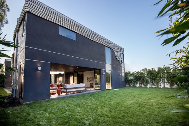 建築家 Mario Romano がデザインしたカリフォルニア郊外の The Wave House