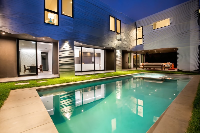 建築家 Mario Romano がデザインしたカリフォルニア郊外の The Wave House