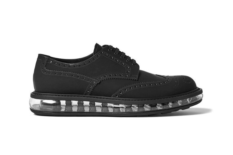 透明なエアソールが合わせられたシックなウィングチップシューズが  Prada より登場