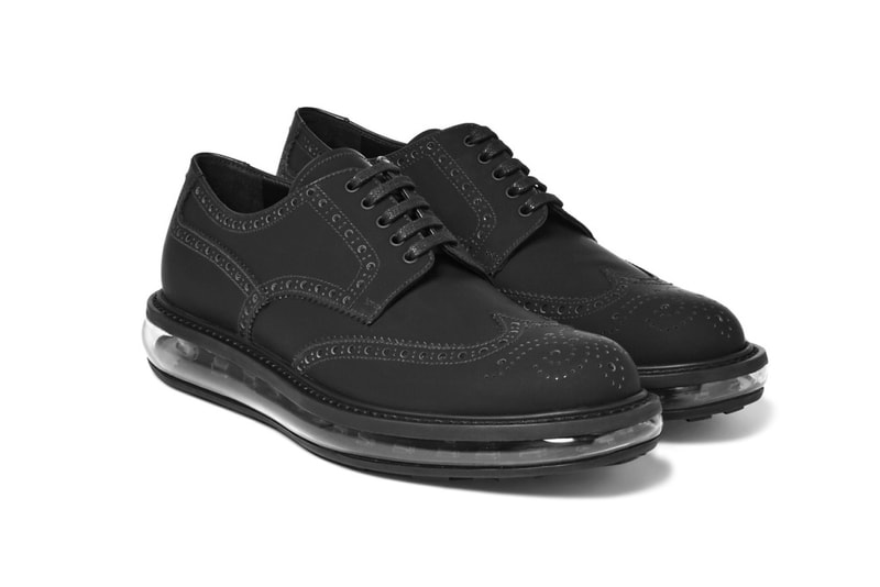 透明なエアソールが合わせられたシックなウィングチップシューズが  Prada より登場