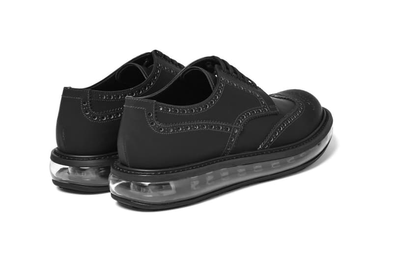 透明なエアソールが合わせられたシックなウィングチップシューズが  Prada より登場