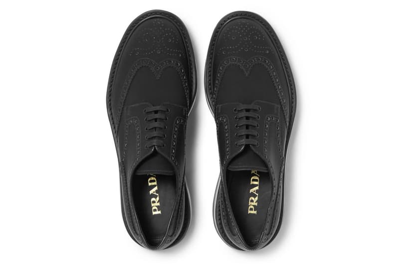 透明なエアソールが合わせられたシックなウィングチップシューズが  Prada より登場