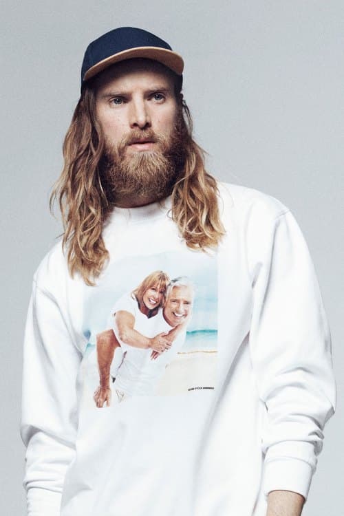 Adobe が昔ながらの写真素材を使用したアパレルを製作