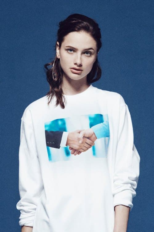 Adobe が昔ながらの写真素材を使用したアパレルを製作